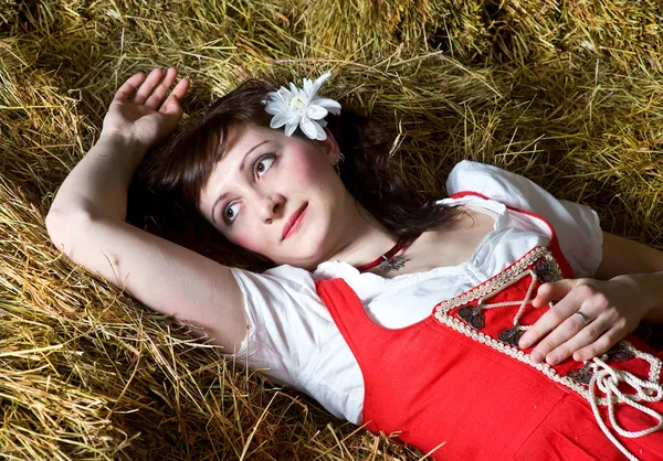 Piękna kobieta, leżąc na siano — Zdjęcie stockowe
