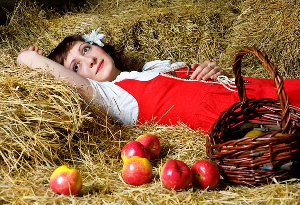 Vrouw liggend op het hooi — Stockfoto
