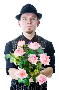 çiçekli siyah şapkalı adam