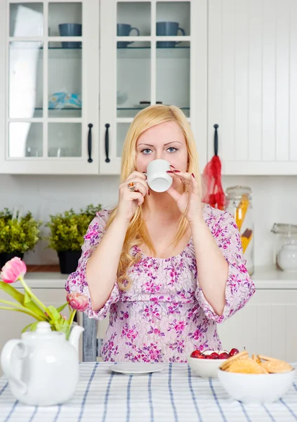Vrouw die thuis koffie drinkt — Stockfoto