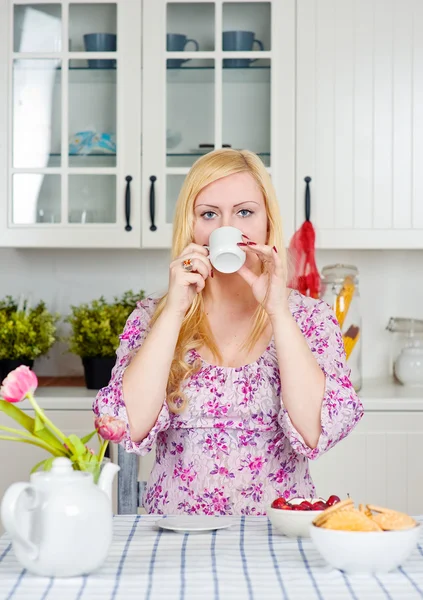 Kvinna dricker kaffe hemma — Stockfoto