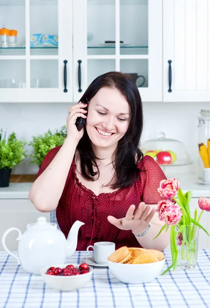 Mulher feliz falando ao telefone — Fotografia de Stock