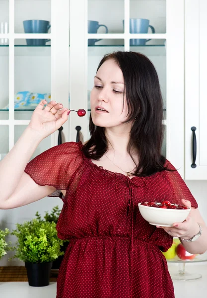 Krásná žena jíst třešně — Stock fotografie