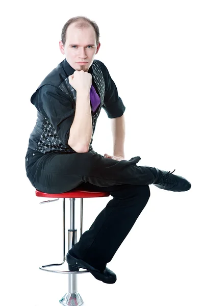 Pohledný muž sedí na židli — Stock fotografie