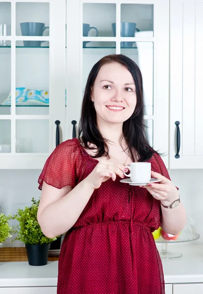 Kadın mutfakta kahve içiyor. — Stok fotoğraf
