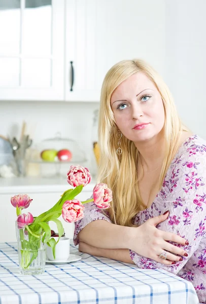 Blonde Frau mit Blumen — Stockfoto