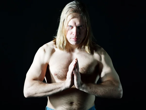 Hombre con torso desnudo haciendo yoga —  Fotos de Stock