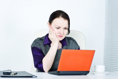 dizüstü bilgisayar kullanan endişe iş kadın
