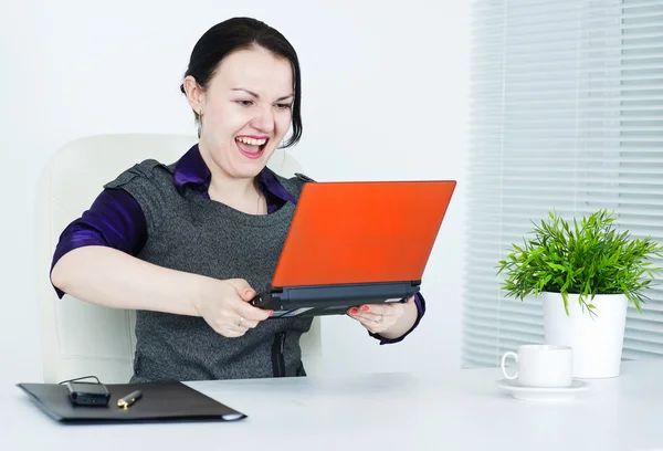 Business woman angry on computer — Stock Photo, Image