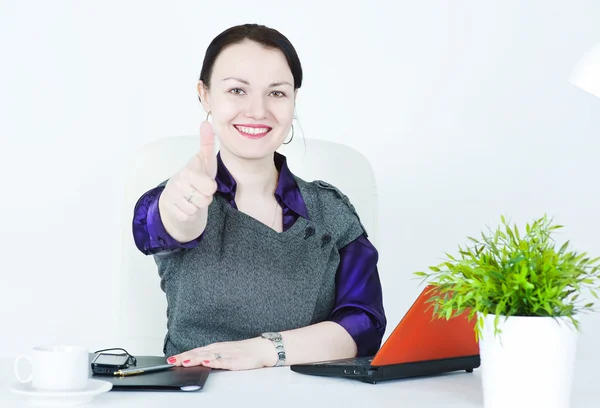 Glad affärskvinna visar tummen — Stockfoto