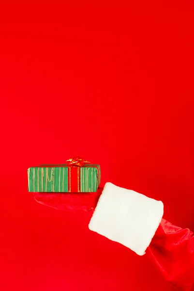 Santa's kezében egy karácsonyi ajándék — Stock Fotó