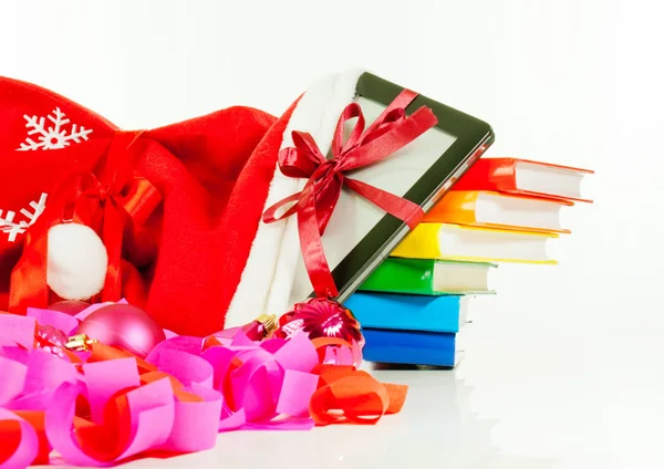 Lector electrónico de libros con pila de libros en bolsa — Foto de Stock
