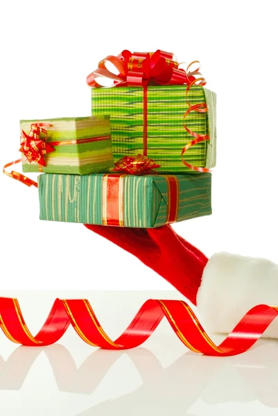 La mano de Santa sosteniendo regalos de Navidad sobre fondo blanco —  Fotos de Stock