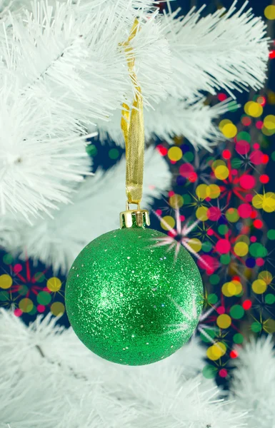 Grüne Kugel hängt am Weihnachtsbaum — Stockfoto