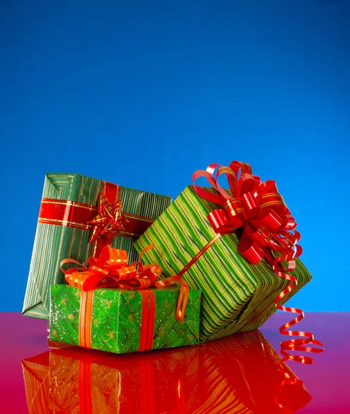 Рождественские подарки на голубом фоне — стоковое фото