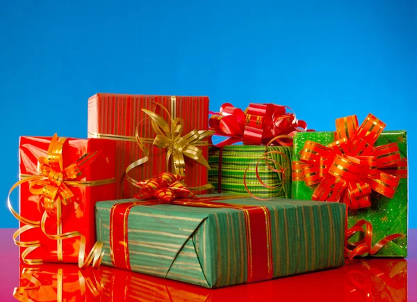 Vánoční dárky na modrém pozadí — Stock fotografie