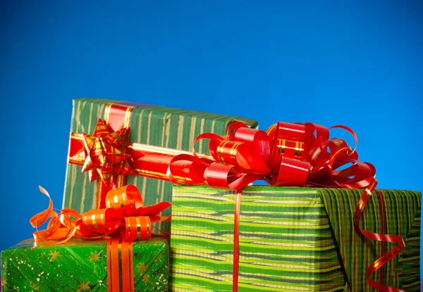 クリスマスプレゼント青を背景に — ストック写真