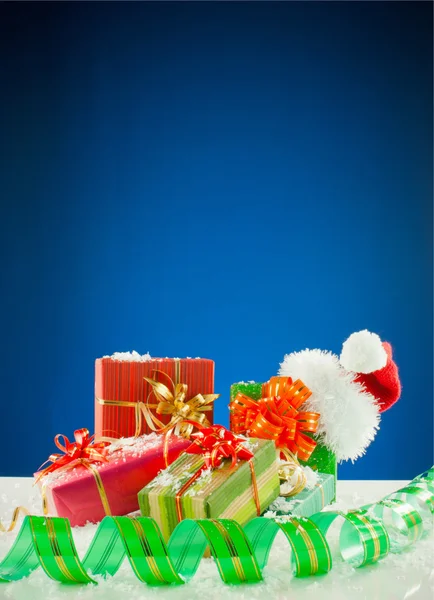 Regalos de Navidad sobre fondo azul — Foto de Stock