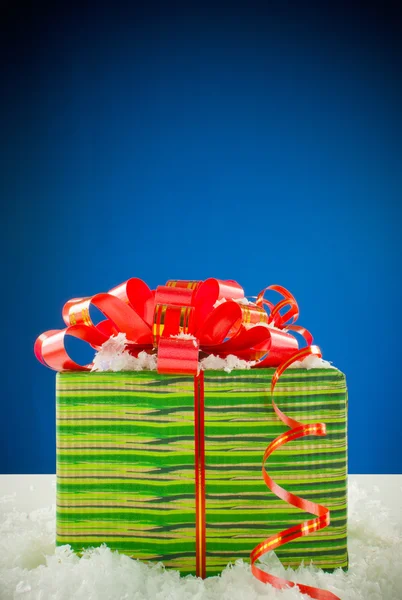 Kerstcadeau tegen blauwe achtergrond — Stockfoto