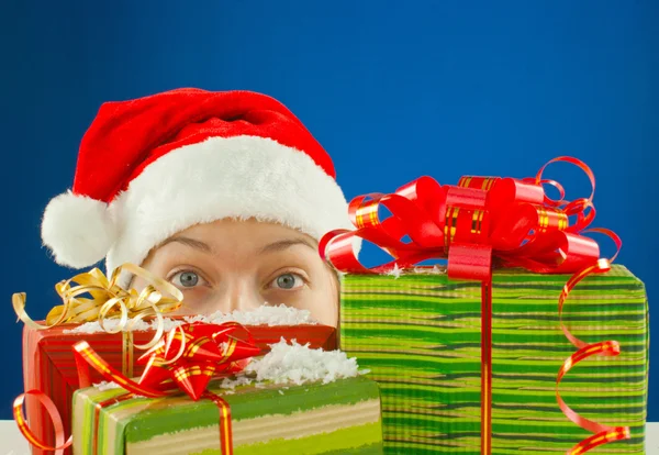 Noel sürpriz teen kız sunar — Stok fotoğraf