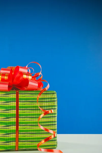 Presente de Natal contra fundo azul — Fotografia de Stock