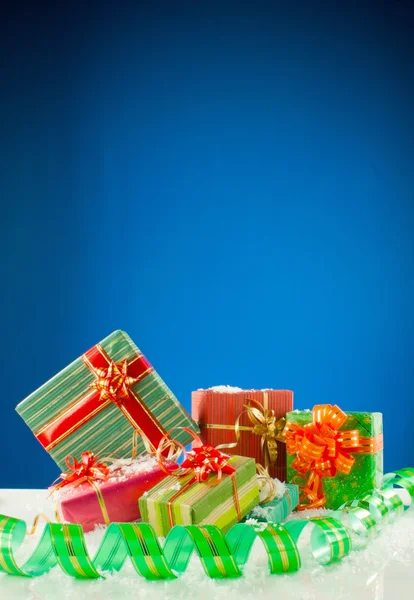 Karácsonyi ajándékok kék háttér — Stock Fotó