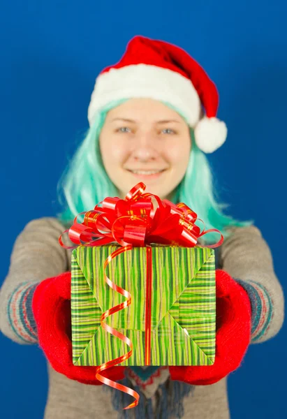 Dospívající dívka drží vánoční dárek — Stock fotografie