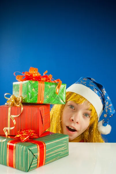 Noel sürpriz teen kız sunar — Stok fotoğraf