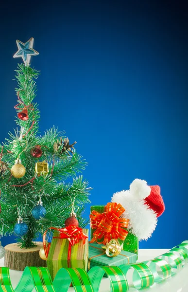 Presentes de Natal contra fundo azul — Fotografia de Stock