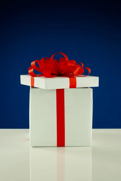 Beyaz kutu hediye mavi arka plan ile açın. — Stok fotoğraf