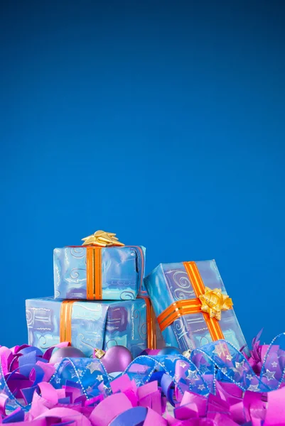 Cadeaux de Noël sur fond bleu — Photo