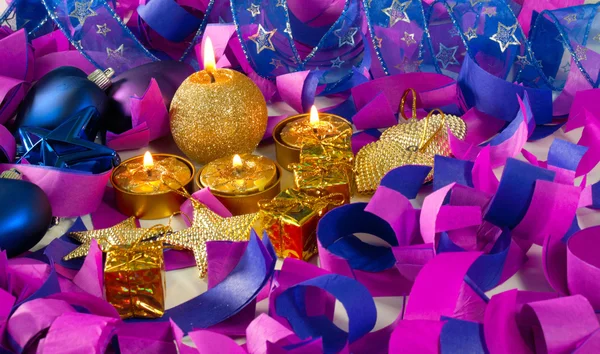 Weihnachtsdekoration und Kerzen auf blauem Hintergrund — Stockfoto