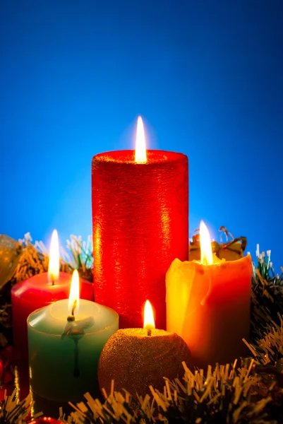 Pět hořící svíčky barevné modré pozadí — Stock fotografie