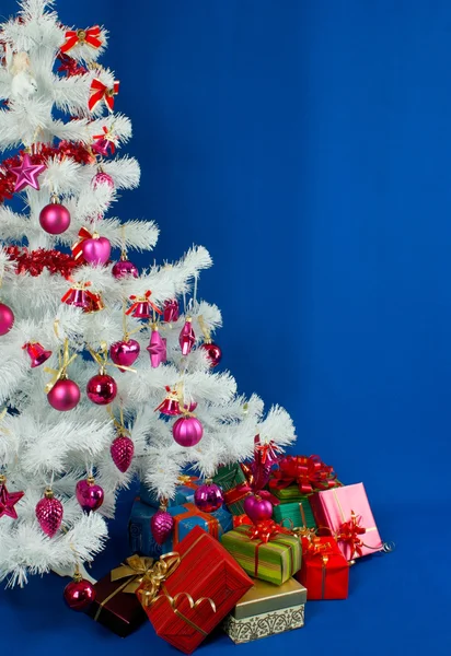Mucchio dei regali di Natale sotto decorato bianco sempreverde t — Foto Stock