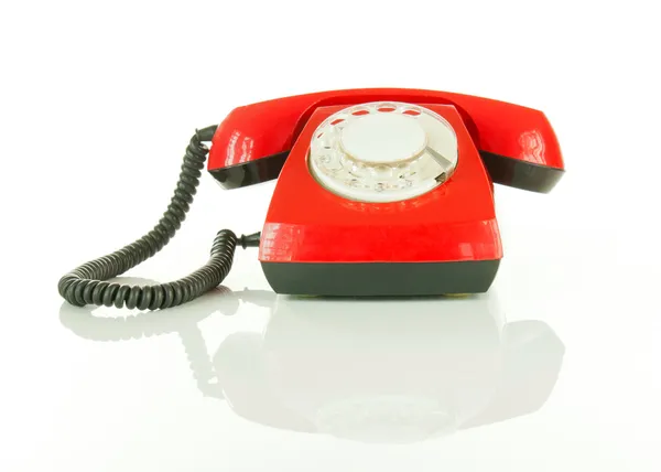 Vermelho à moda antiga telefone contra fundo branco — Fotografia de Stock