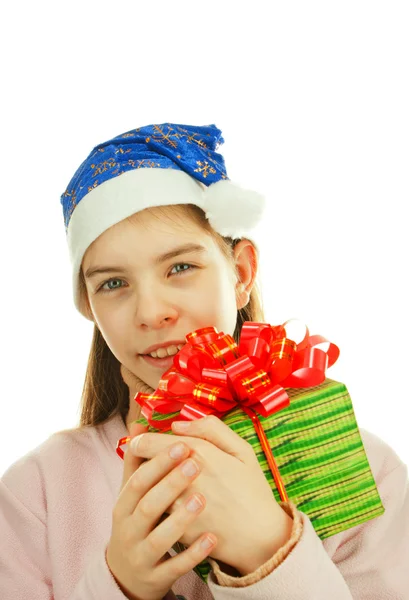 Дівчина-підліток в капелюсі Санта з подарунком на білому фоні — стокове фото