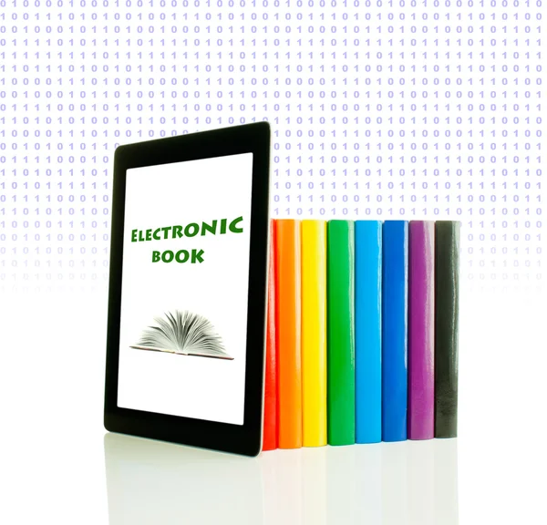 Fila de libros coloridos y tableta PC sobre fondo blanco — Foto de Stock