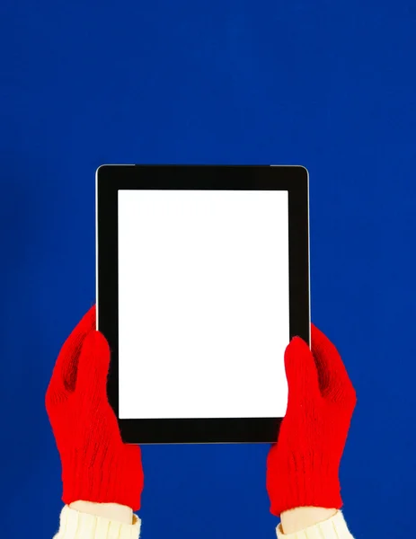 Mãos usando luvas vermelhas segurando um tablet PC — Fotografia de Stock