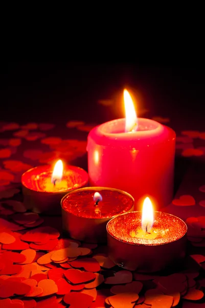 Vier brandende kaarsen op rode achtergrond — Stockfoto