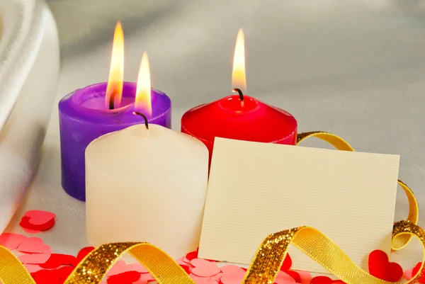 Tre candele accese su sfondo chiaro — Foto Stock