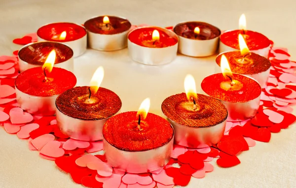 Veel brandende kaarsen in een vorm van hart — Stockfoto