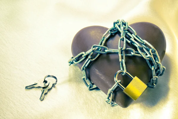 Coração em forma de chocolate amarrado com correntes — Fotografia de Stock