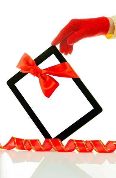 Mão usando luvas vermelhas segurando um tablet PC — Fotografia de Stock