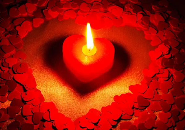 Brennende Kerze in Herzform — Stockfoto