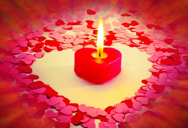 Αναμμένο κερί κόκκινο σε σχήμα καρδιάς — Φωτογραφία Αρχείου
