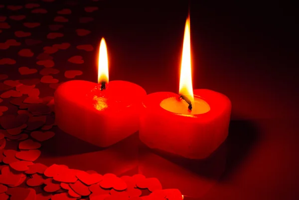 Deux bougies brûlantes en forme de coeur — Photo
