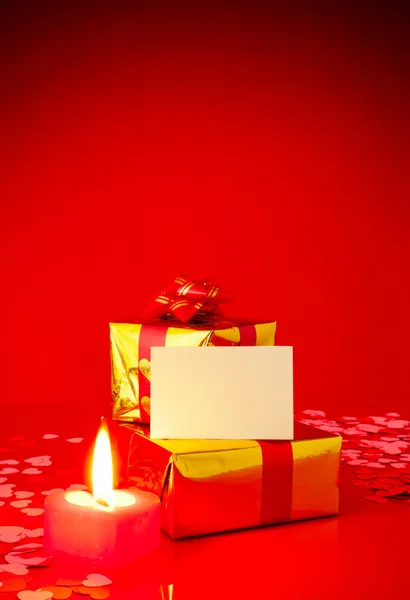 2 つのプレゼントと空白のカード — ストック写真