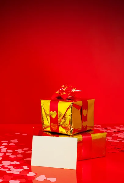 Dos regalos y tarjeta en blanco —  Fotos de Stock