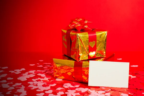 2 つのプレゼントと空白のカード — ストック写真