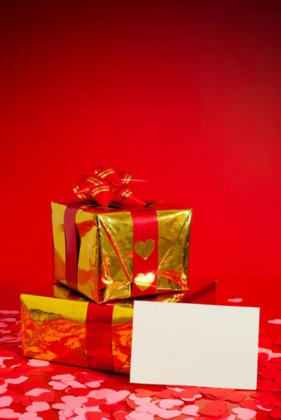 Dos regalos y tarjeta en blanco — Foto de Stock
